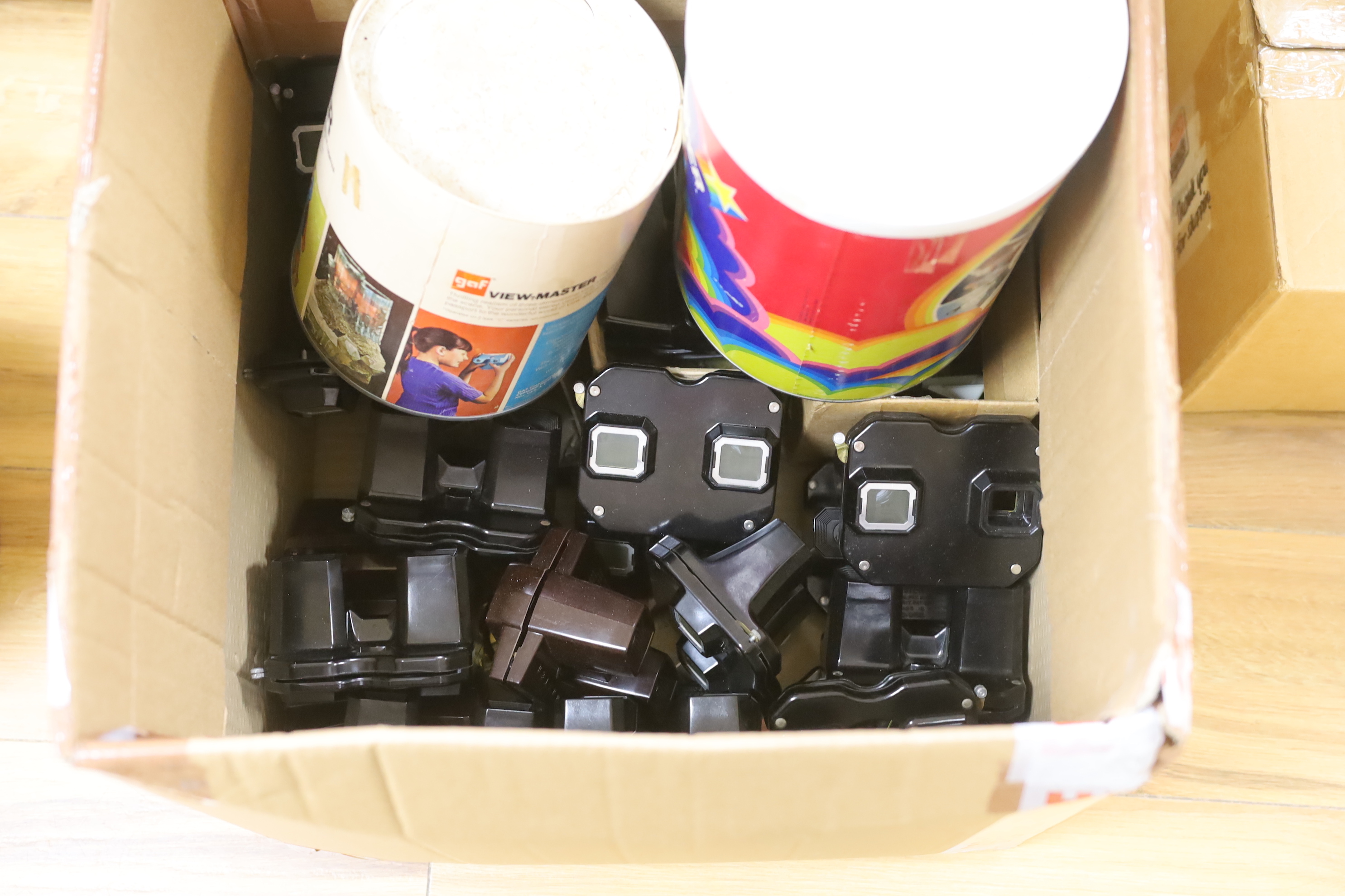 Fifteen View-Master viewers including a ‘Model K’, a Mickey Mouse viewer, etc. together with a boxed Junior Projector, a large View-Master projector in a Disney themed cylindrical ‘tub’, three additional View-Master card